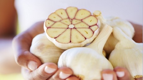 Չնայած նրա սուր հոտին: Սխտորի վրա հիմնված բերանի լվացումը կարող է գերազանցել սովորական հակասեպտիկներին