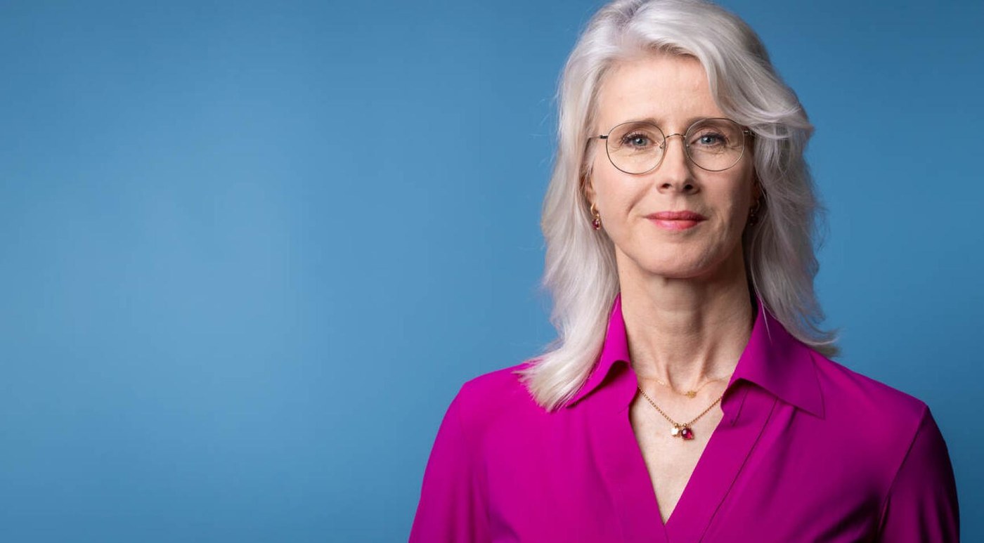 Նախարարը տորթ է առաջարկում Վիֆհիրենլանդենի քաղաքապետին՝ քաղաքը քարտեզից դուրս թողնելուց հետո