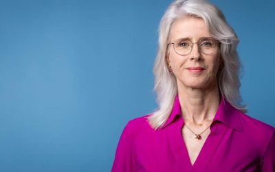 Նախարարը տորթ է առաջարկում Վիֆհիրենլանդենի քաղաքապետին՝ քաղաքը քարտեզից դուրս թողնելուց հետո