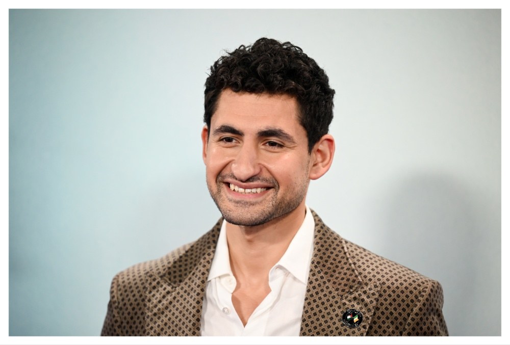 Ամիր Էլ-Մասրին՝ բռնցքամարտիկ խաղալիս մատի տեղահանման մասին Արքայազն Նասեմին «Հսկան» ֆիլմում Փիրս Բրոսնանի հետ, ով ասաց նրան. «F— ֆիլմը։ Անհանգստացեք ձեր առողջության համար»