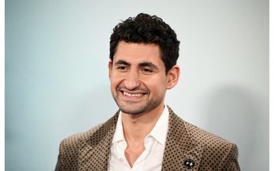 Ամիր Էլ-Մասրին՝ բռնցքամարտիկ խաղալիս մատի տեղահանման մասին Արքայազն Նասեմին «Հսկան» ֆիլմում Փիրս Բրոսնանի հետ, ով ասաց նրան. «F— ֆիլմը։ Անհանգստացեք ձեր առողջության համար»