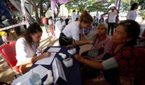 Ֆրանսիացի և կամբոջացի բժիշկները կիրակի օրը Chan Si Samaki Ratanaram Wat անվտանգության կենտրոնում գտնվող մարդկանց անվճար բժշկական զննում և բուժում են տրամադրել: