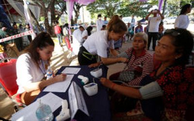 Ֆրանսիացի և կամբոջացի բժիշկները կիրակի օրը Chan Si Samaki Ratanaram Wat անվտանգության կենտրոնում գտնվող մարդկանց անվճար բժշկական զննում և բուժում են տրամադրել: