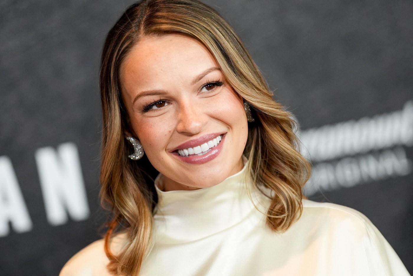 «Landman» աստղ Քեյլա Ուոլեսը Ռեբեկայի NSFW ննջասենյակի տեսարանում. Դա «անհարմար իրավիճակ է», որը «նրան ավելի մարդ է դարձնում»