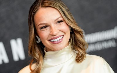 «Landman» աստղ Քեյլա Ուոլեսը Ռեբեկայի NSFW ննջասենյակի տեսարանում. Դա «անհարմար իրավիճակ է», որը «նրան ավելի մարդ է դարձնում»