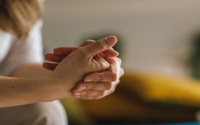 Ճշմարտությունը ծնկների ճաքերի և արթրիտի փոխհարաբերությունների մասին