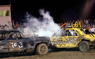 Առնվազն 13 վիրավորվել է «հրաշալի վթարի» հետևանքով, երբ քանդման դերբի մեքենան մխրճվել է ամբոխի մեջ