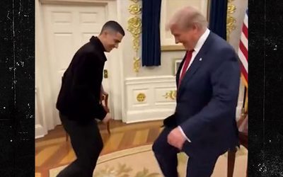 Դոնալդ Թրամփը ֆուտբոլ է խաղում Կրիշտիանու Ռոնալդուի հետ Օվալաձեւ աշխատասենյակում A. I. Տեսանյութ