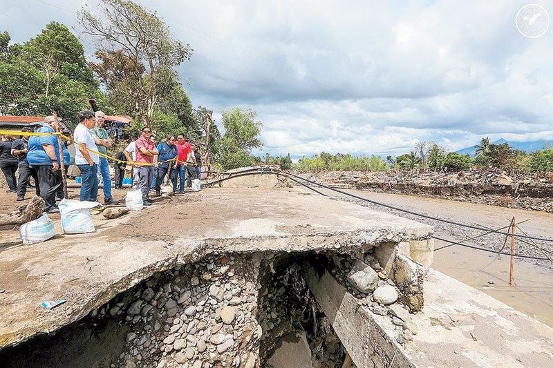 Մարկոսն այցելում է թայֆունից տուժած Negros Occidental