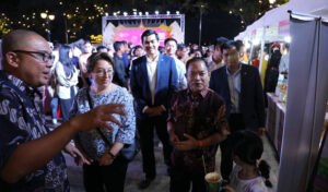 ՏԵՍԱՆՅՈՒԹ. Պնոմպեն գետի առջևը լուսավորվում է, երբ Ինդոնեզիայի գիշերային շուկան բացվում է Chaktomuk Walk-ում