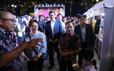 ՏԵՍԱՆՅՈՒԹ. Պնոմպեն գետի առջևը լուսավորվում է, երբ Ինդոնեզիայի գիշերային շուկան բացվում է Chaktomuk Walk-ում